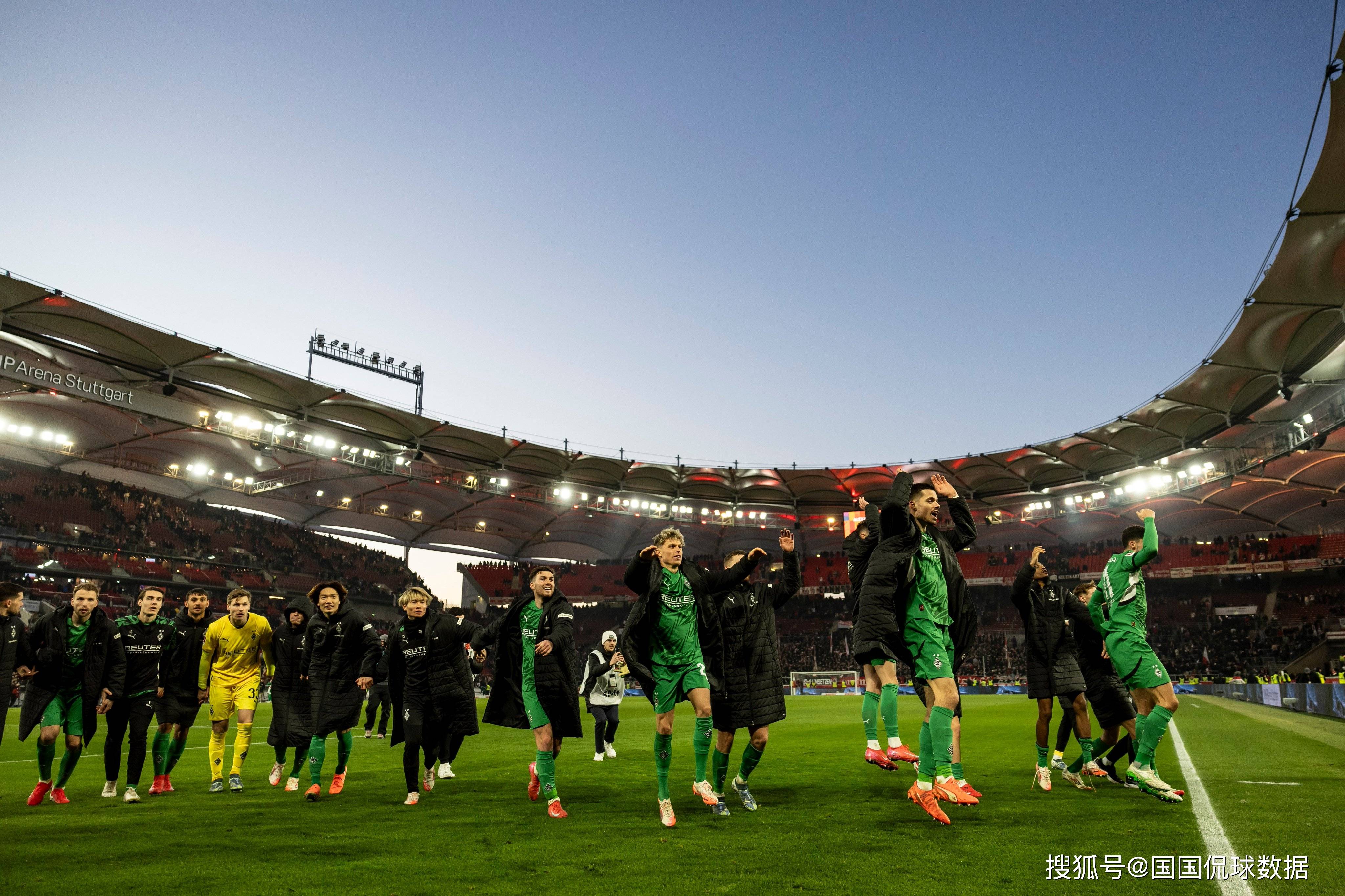 德甲战术多样，精彩瞬间频出，现场氛围热烈的简单介绍