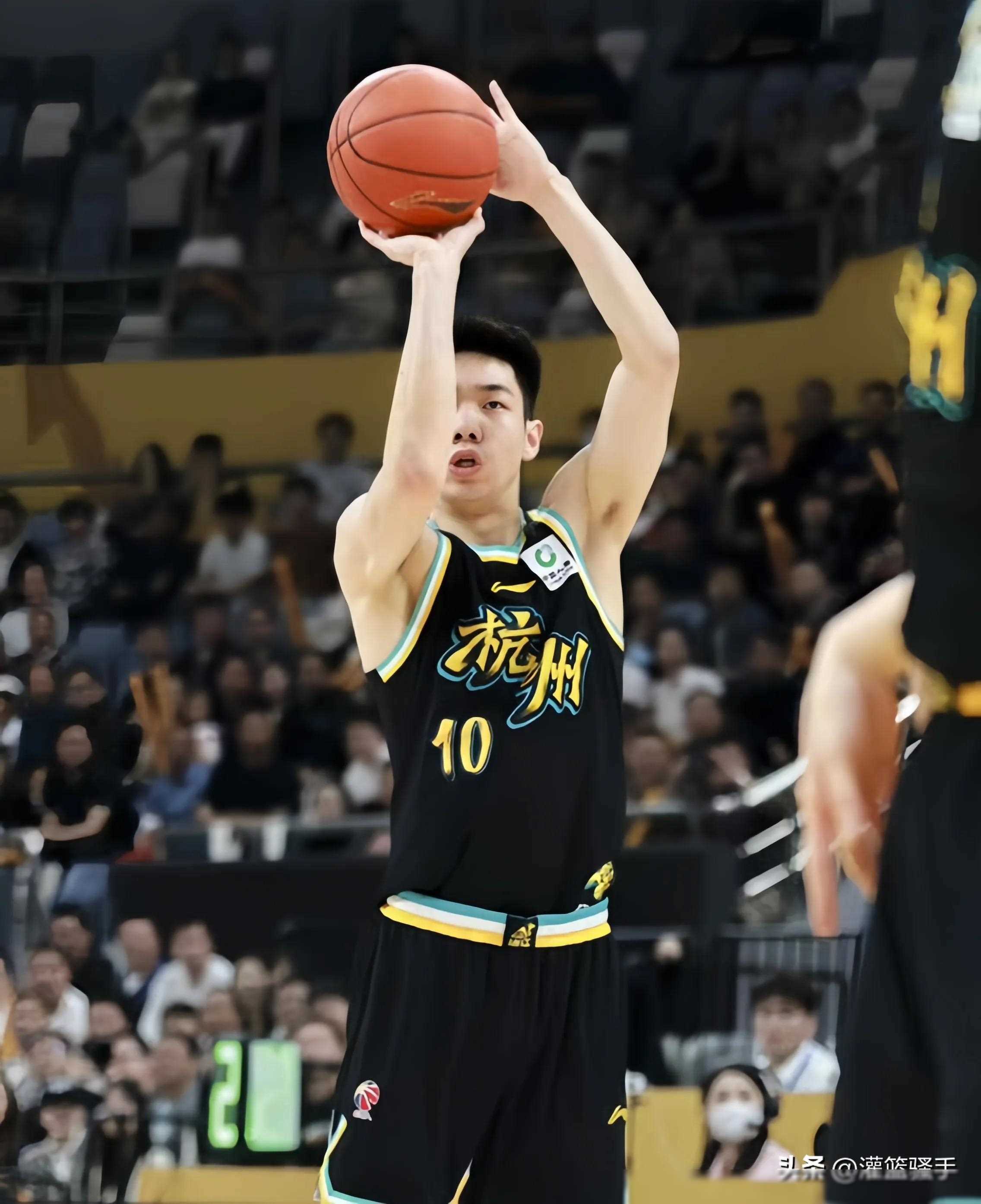 央视转播中国篮球季后赛，精彩不断不容错过