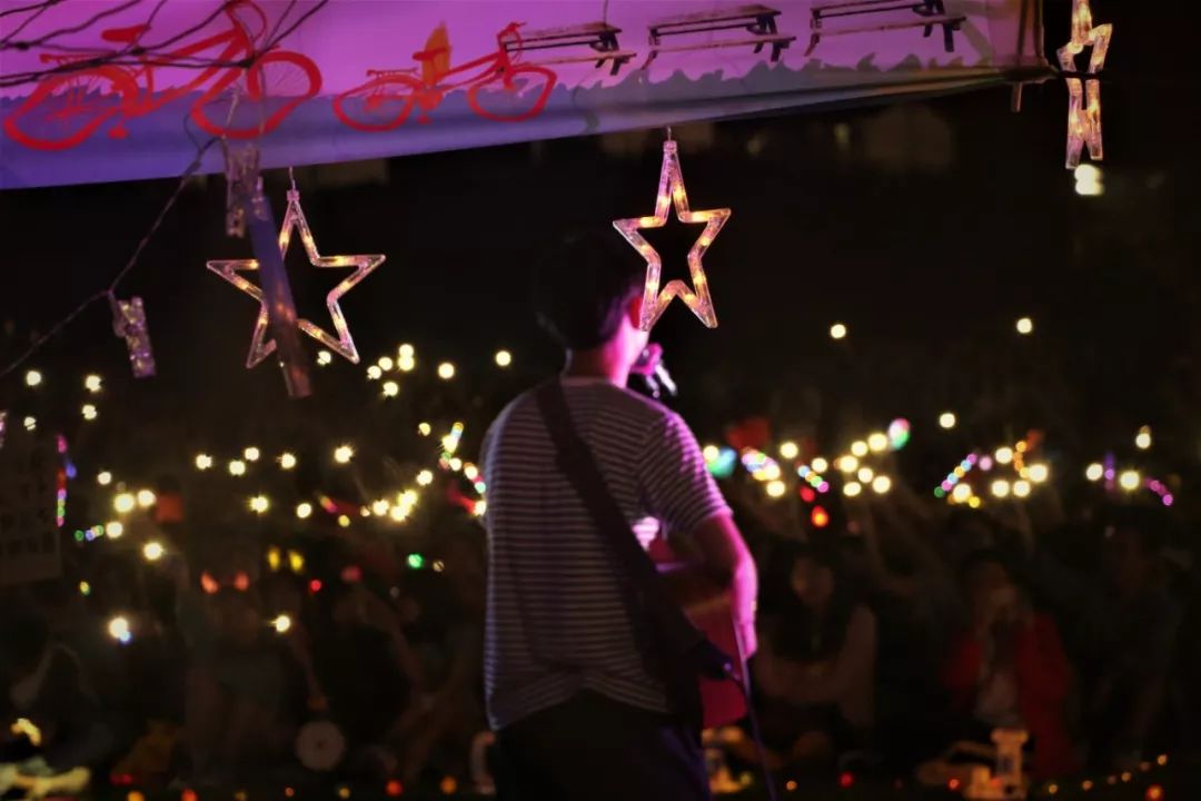 特色夜光跑步音乐节，青春在光影中跃动