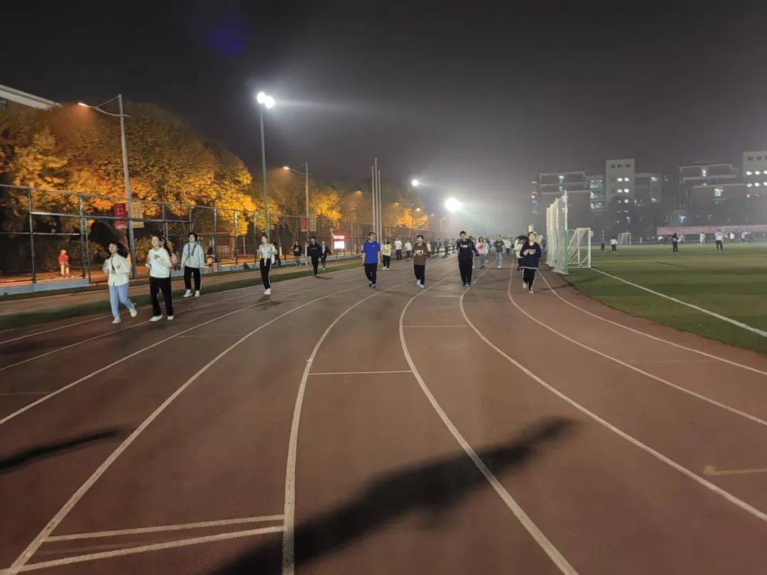 ac米兰体育官网-晚间灯光跑比赛，点亮城市的运动星空的简单介绍