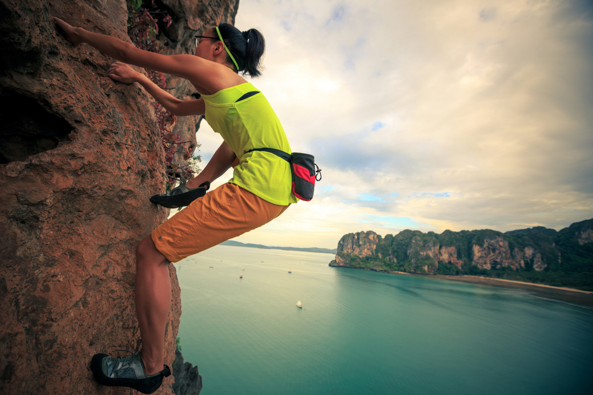 米兰体育入口-高空绳索攀爬比赛，考验勇气与体能的极致运动