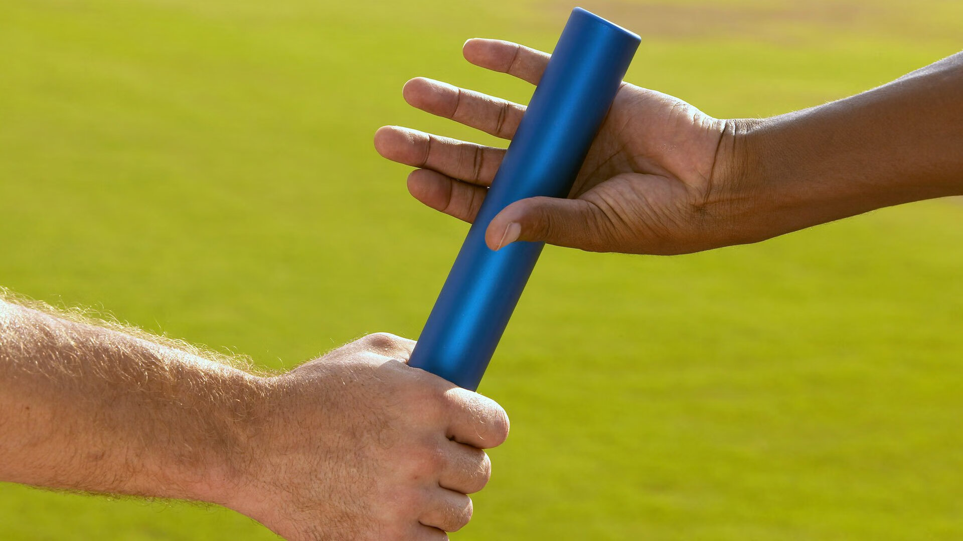 “青少年足球选拔赛火热举行，发掘潜力新秀”，青少年足球比赛规则