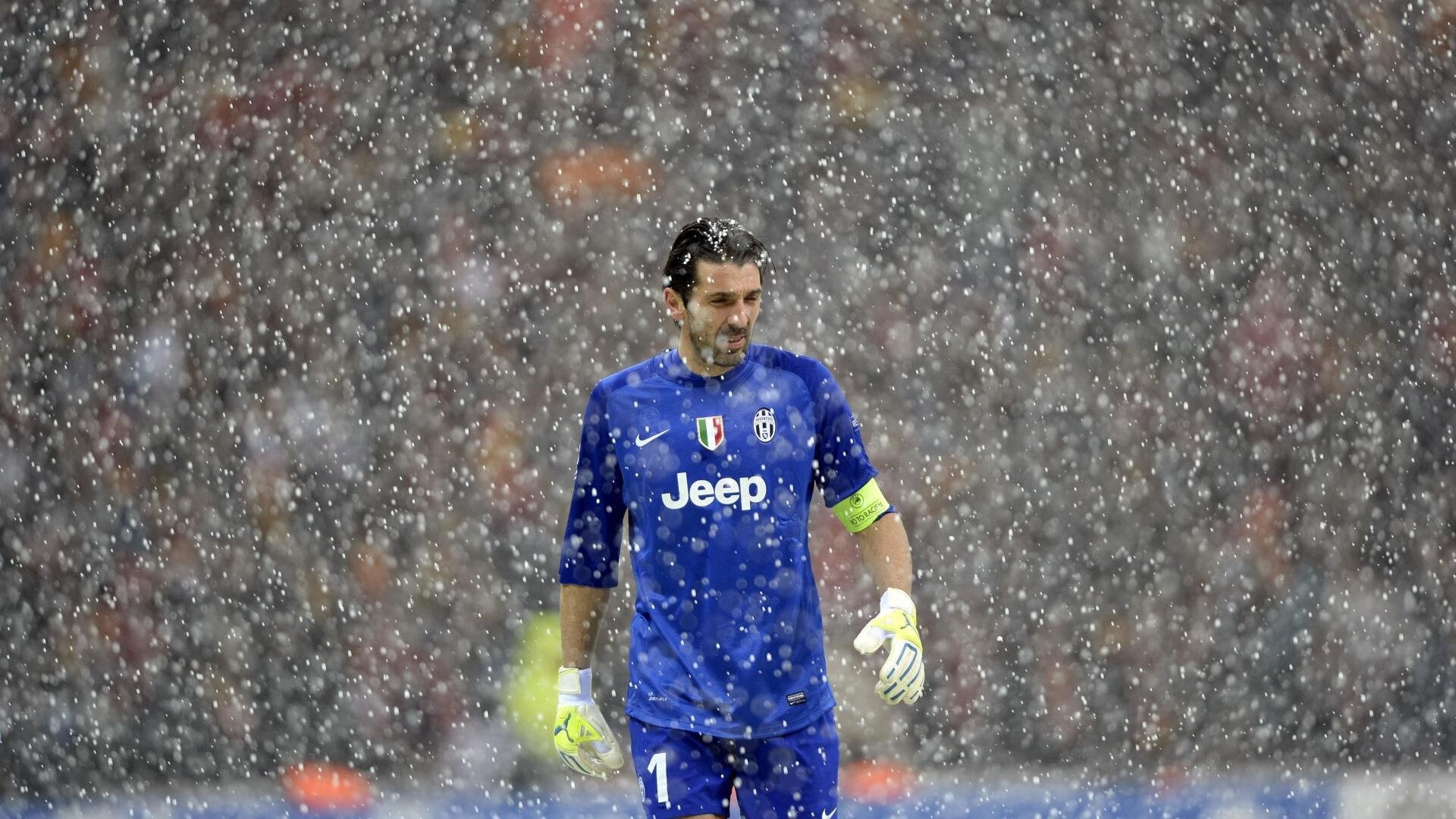 米兰体育官网登录入口-_天幕足球：空中激战点亮夜空_，天幕玩法